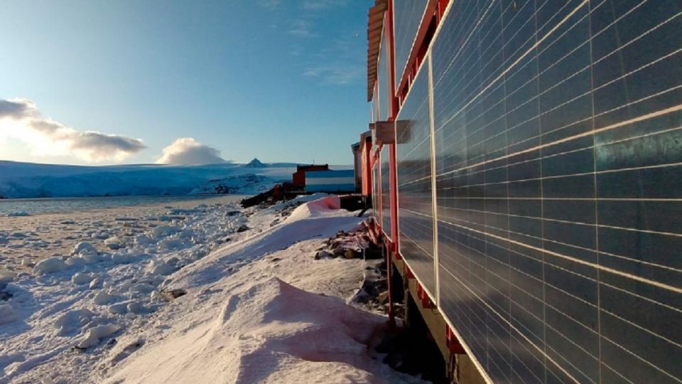 Paneles solares en la Antártida