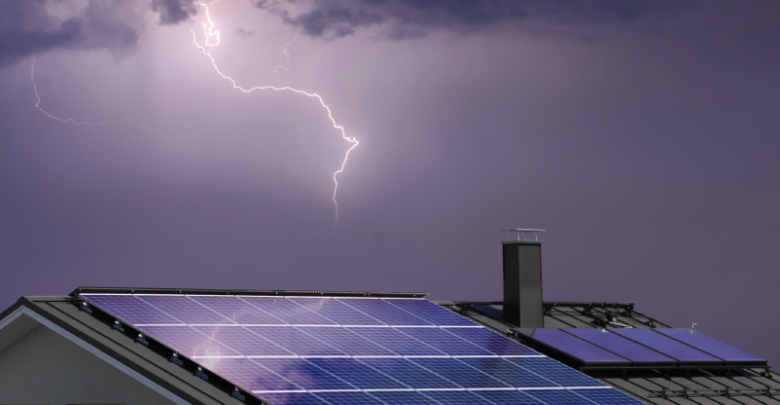 Paneles solares en tormenta eléctrica