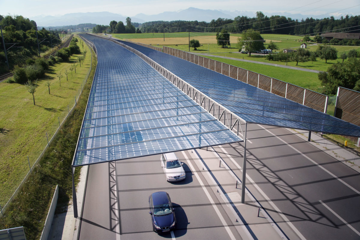 Paneles solares en autopistas